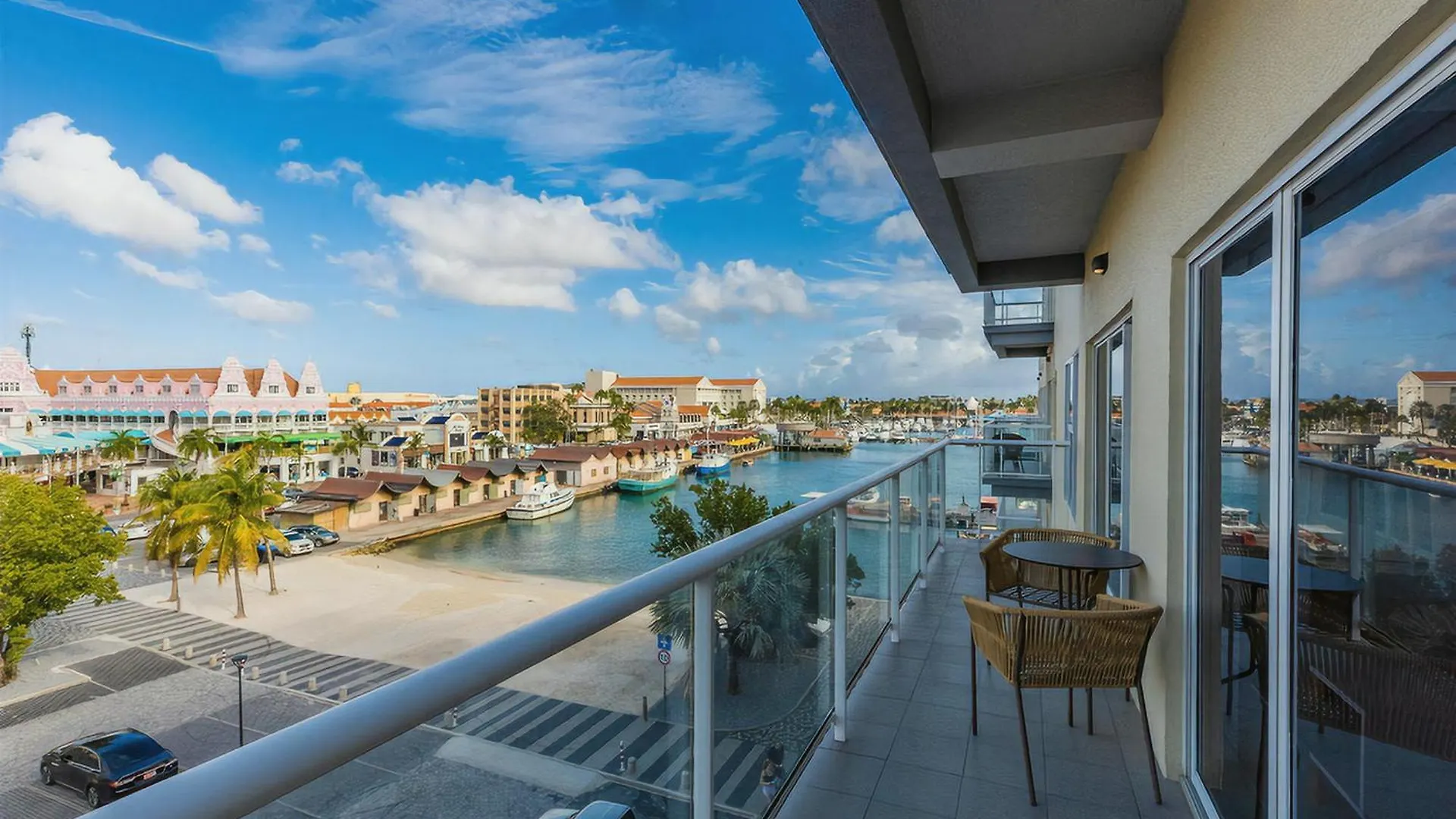 Family Condo At Downtown Ораньестад Апартаменты